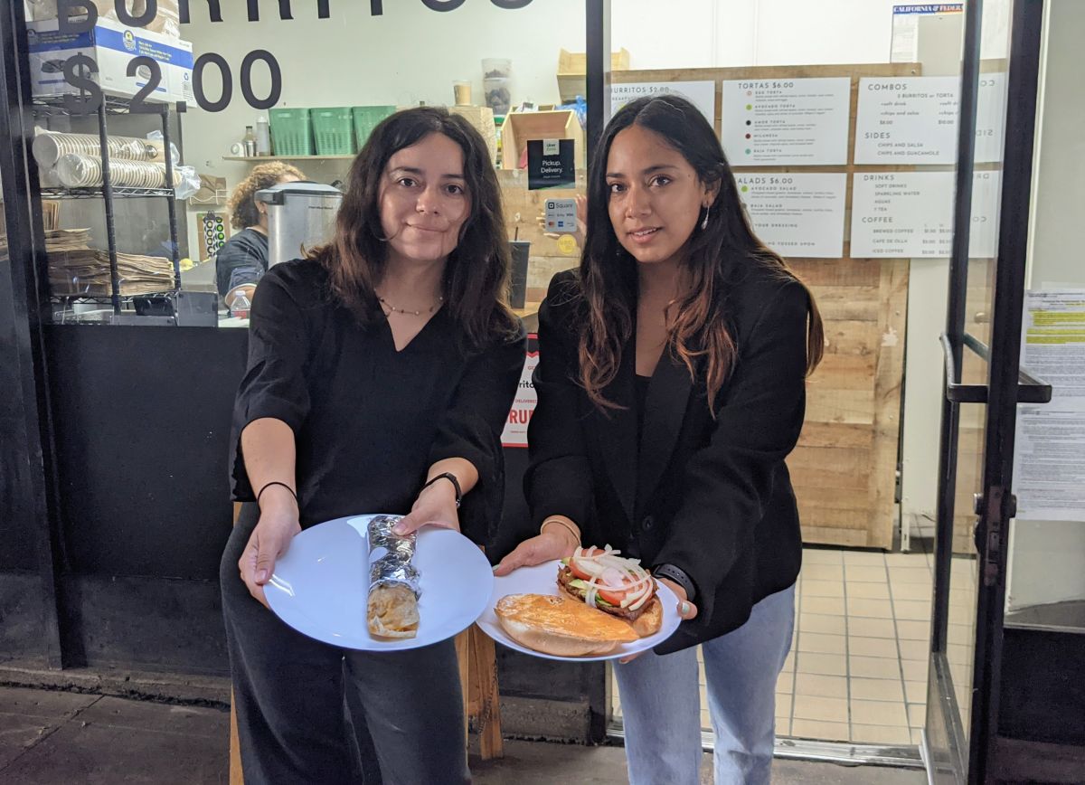 Laura (izq.) y Claudia Barrera son las dueñas de Burrito Break en el centro de Los Ángeles. Foto: Jacqueline García.