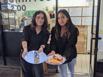 Laura (izq.) y Claudia Barrera son las dueñas de Burrito Break en el centro de Los Ángeles. Foto: Jacqueline García.