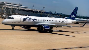 Pasajero enfurecido intenta asaltar cabina de avión de JetBlue durante el vuelo, estrangula y patea a azafata