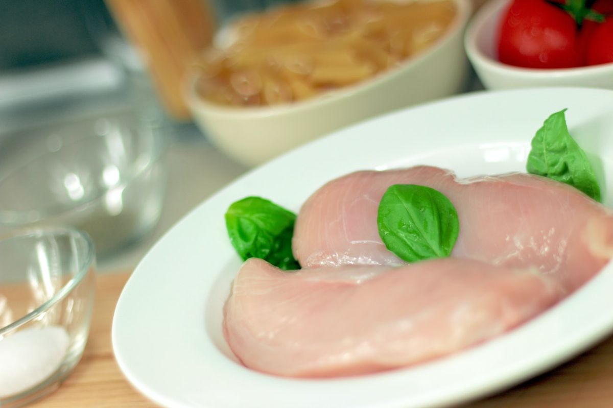Aproximadamente 1 de cada 25 paquetes de pollo en el supermercado están contaminados con Salmonella, según los CDC.