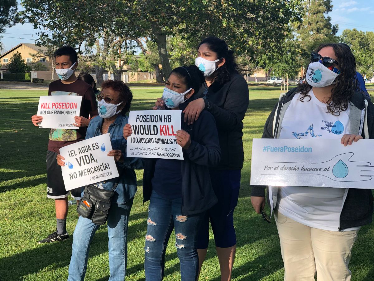Residentes del condado de Orange protestan contra la planta desalinizadora de Huntington Beach, Poseido n, que aumentaría las facturas del agua. / foto: Andres León-Grossman.