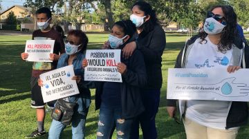Residentes del condado de Orange protestan contra la planta desalinizadora de Huntington Beach, Poseido n, que aumentaría las facturas del agua. / foto: Andres León-Grossman.