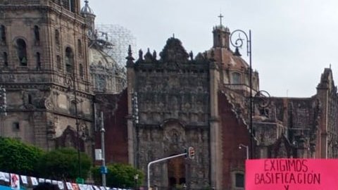 Maestros exigen el pago de sus salarios y prestaciones.