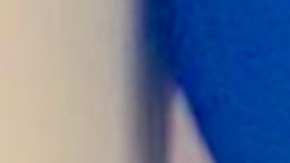 Tory Lanez, rapero, compositor y productor discográfico abraza a la hermana de un encarcelado. (Araceli Martínez/La Opinión)