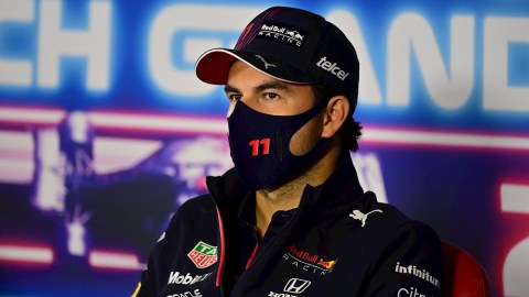 El piloto mexicano ganó el GP de Azerbaiyán.