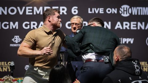 Canelo y Plant durante su forcejeo en un hotel de Beverly Hills.