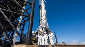 SpaceX llevó este miércoles a la primera tripulación civil de la historia a la órbita de la Tierra en una travesía de tres días.