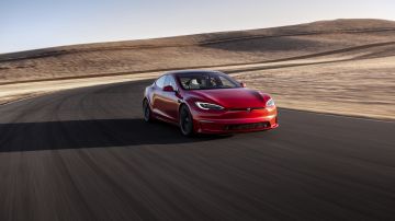 Foto del Tesla Model S Plaid en la carretera