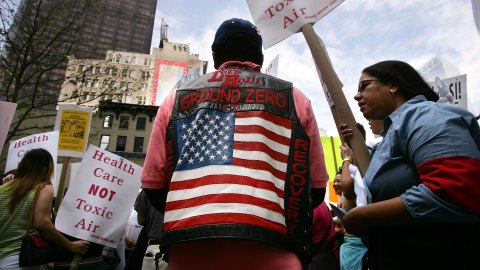Inmigrantes que limpiaron edificios después del 11/9 buscan la residencia como recompensa