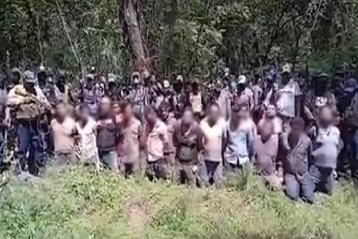 VIDEO: “Here are all those who extorted money and were killing innocent people and women”, they interrogate and give a floor to 20 of the Guerreros Unidos Cartel