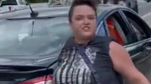 VIDEO: "Sal del auto", conductora de Lyft pide a gritos a pasajero que baje de auto y lo abandona en medio de carretera