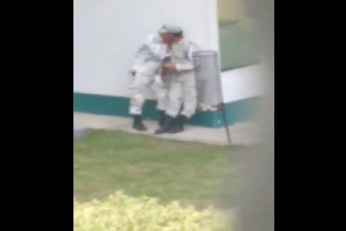 VIDEO: Apasionado beso entre hombres de Guardia Nacional genera polémica -  La Opinión