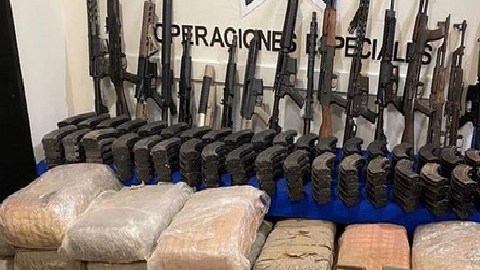 VIDEO: Golpe a narcos en la frontera, vehículos, armas y droga arrebatada en zona donde Cártel del Golfo opera