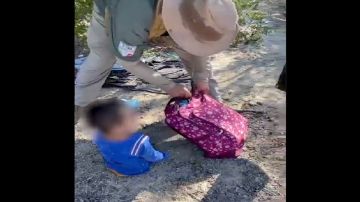 VIDEO: Hallan abandonado entre llantos a bebé hondureño migrante en zona fronteriza