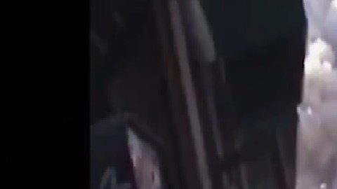 Video inédito del 9/11: "Miren los escombros", hombre salva a mujer de nube de polvo tras caída de torres gemelas