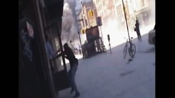 Video inédito del 9/11: "Miren los escombros", hombre salva a mujer de nube de polvo tras caída de torres gemelas