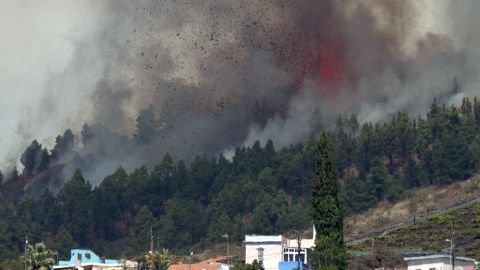 Mount Cumbre Vieja erupts spewing a column of smoke, ash and lava, as seen from Los Llanos de Aridane on the Canary island of La Palma on September 19, 2021. (Photo by DESIREE MARTIN / AFP) (Photo by DESIREE MARTIN/AFP via Getty Images)