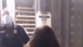 Video: Mujer escupe a agente fronterizo y la somete violentamente