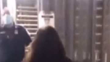 Video: Mujer escupe a agente fronterizo y la somete violentamente