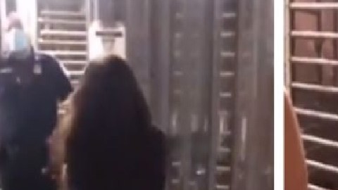 Video: Mujer escupe a agente fronterizo y la somete violentamente