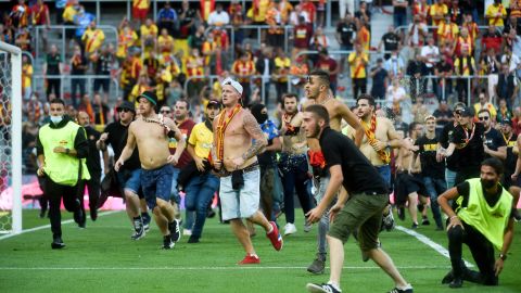 Aficionados radicales invadieron el campo de juego para agredir a los otros fanáticos.