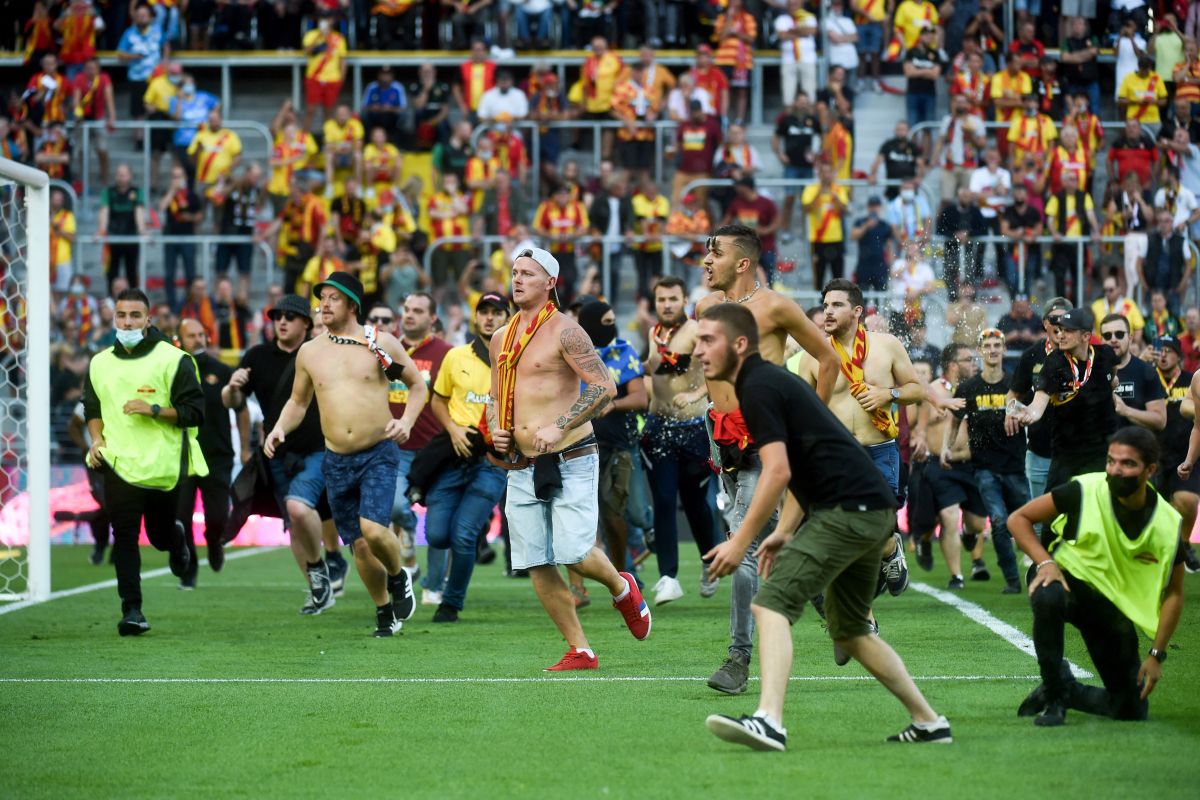 New scandal in Ligue 1: Radical fans invaded the field to attack fans of the other team [VIDEO]