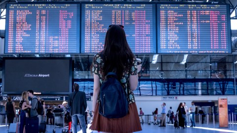 Foto de una turista en un aeropuerto