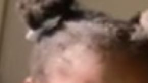 La niña llora con pasaporte de su madre en mano.