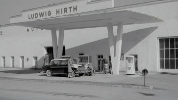 Foto antigua de una persona reponiendo gasolina