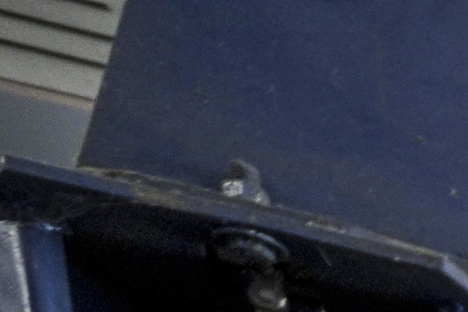 Foto de un mecánico trabajando en un motor