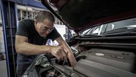 Foto de un mecánico trabajando en un motor