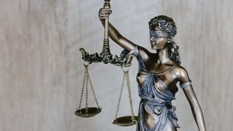 Libra es el signo de la balanza y justicia.