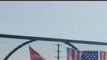 Desconocidos vandalizaron este lunes las 13 banderas en honor a los soldados caídos en Afganistán.