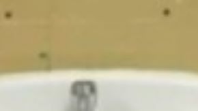 Lavabos destruidos en escuela de Magnolia, Texas.