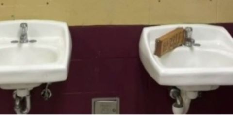 Lavabos destruidos en escuela de Magnolia, Texas.