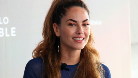 Bárbara Mori sonríe
