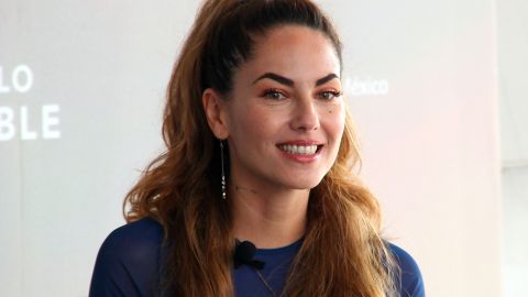 Bárbara Mori sonríe