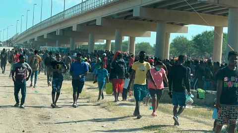 Miles de inmigrantes llegaron en pocos días a la frontera en Texas.