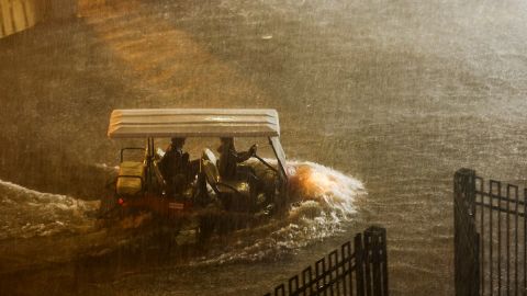 Lluvias e inundaciones repentinas golpearon fuertemente a la ciudad de Nueva York el miércoles. Hasta la fecha hay casi medio centenar de fallecidos.