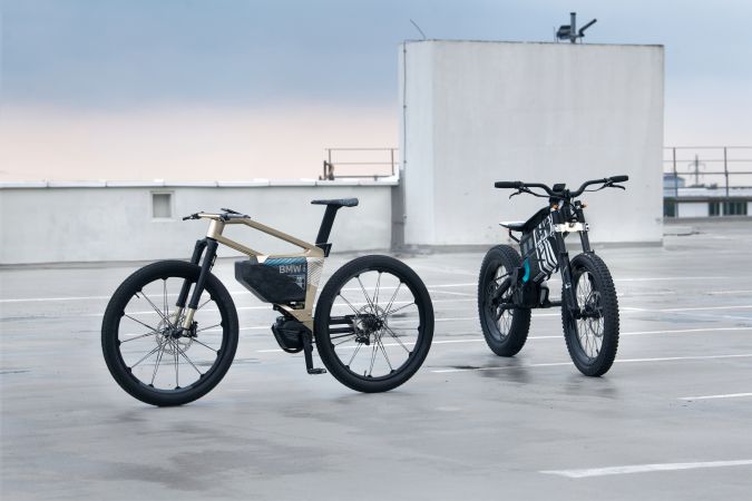 Foto de una pareja de BMW i Vision AMBY