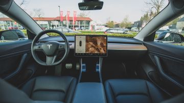 Foto del interior de un auto Tesla