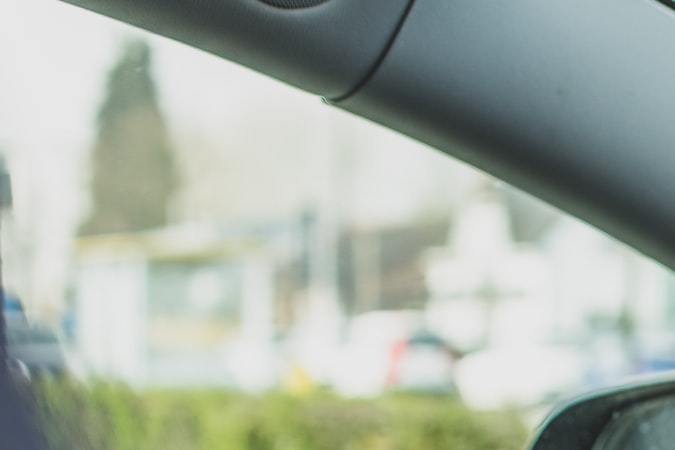 Foto del interior de un auto Tesla mostrando la pantalla y el volante
