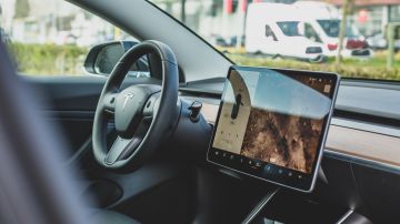 Foto del interior de un auto Tesla mostrando la pantalla y el volante