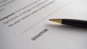 Foto de un bolígrafo sobre la página de un contrato
