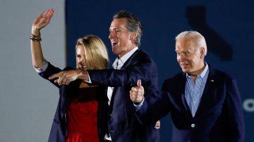 El Presidente Joe Biden (der.) en el evento con Gavin Newsom y su esposa Jennifer en Long Beach.