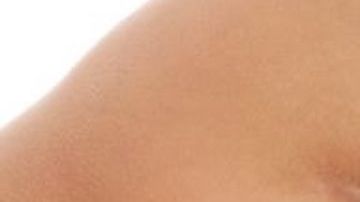 Es muy importante revisar con el tacto cada día los senos para eliminar cualquier posibilidad de cáncer. (Shutterstock)