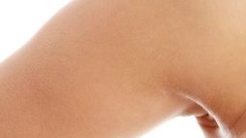 Es muy importante revisar con el tacto cada día los senos para eliminar cualquier posibilidad de cáncer. (Shutterstock)