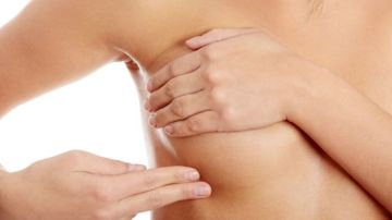 Es muy importante revisar con el tacto cada día los senos para eliminar cualquier posibilidad de cáncer. (Shutterstock)