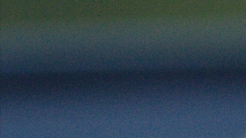 Foto de las manos de una persona sobre el volante de un auto