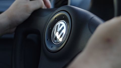 Foto de las manos de una persona sobre el volante de un auto